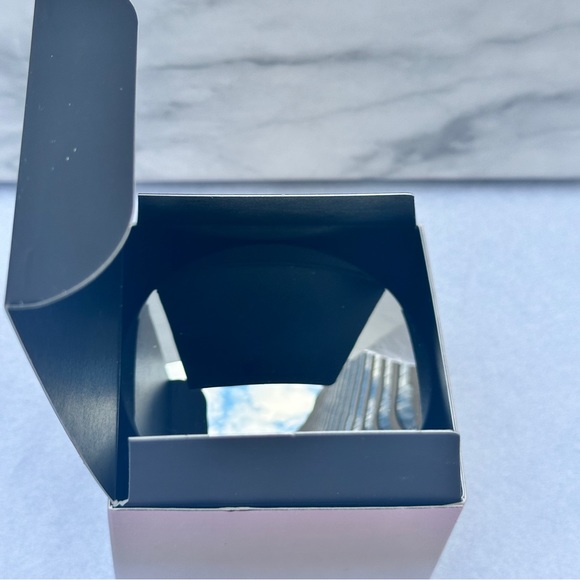 LAURA MERCIER Translucent Loose Setting Powder - Light Catcher - Picture 12 of 12